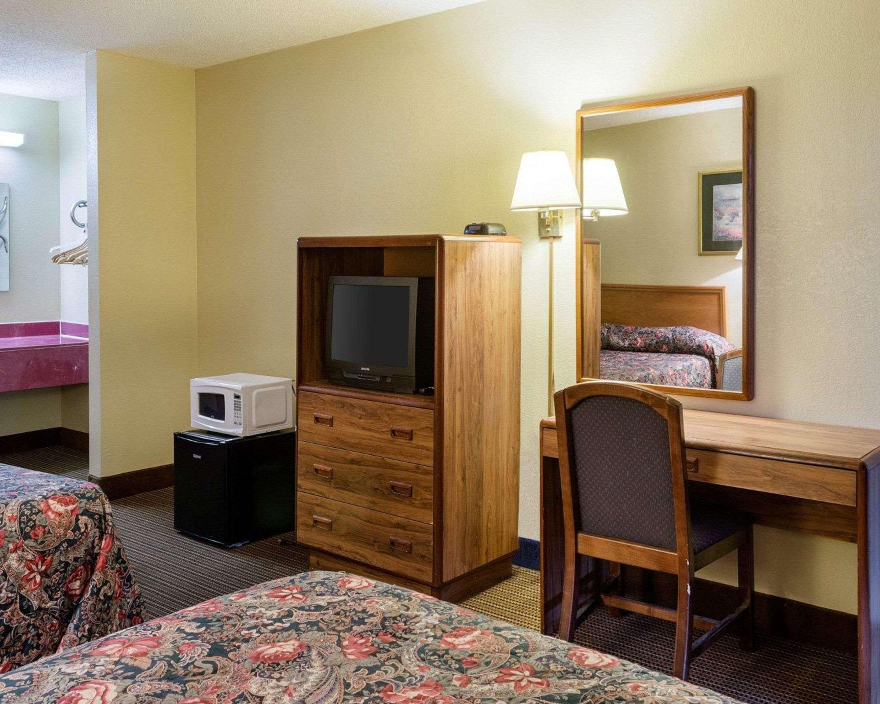 גרינווד Rodeway Inn מראה חיצוני תמונה