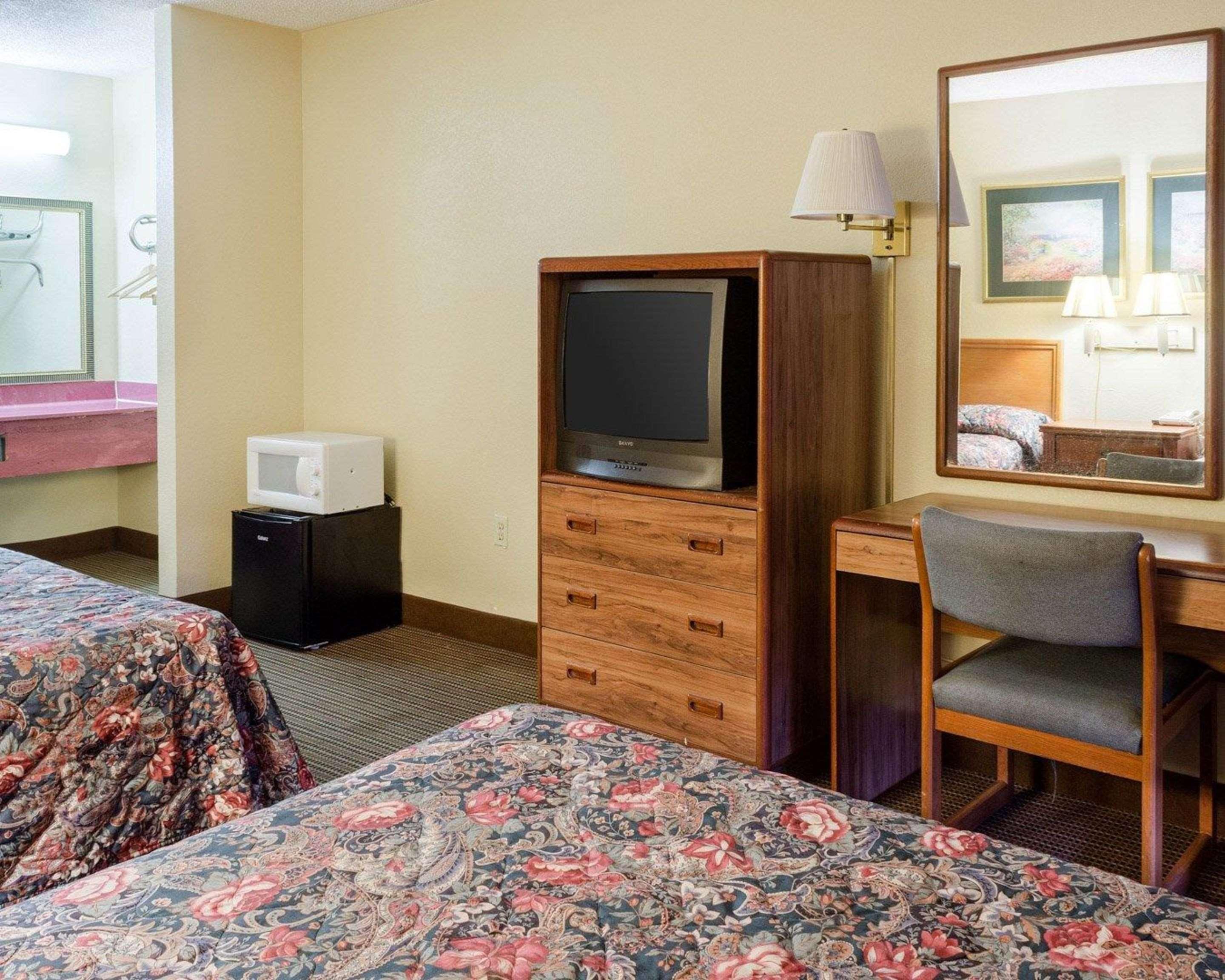 גרינווד Rodeway Inn מראה חיצוני תמונה
