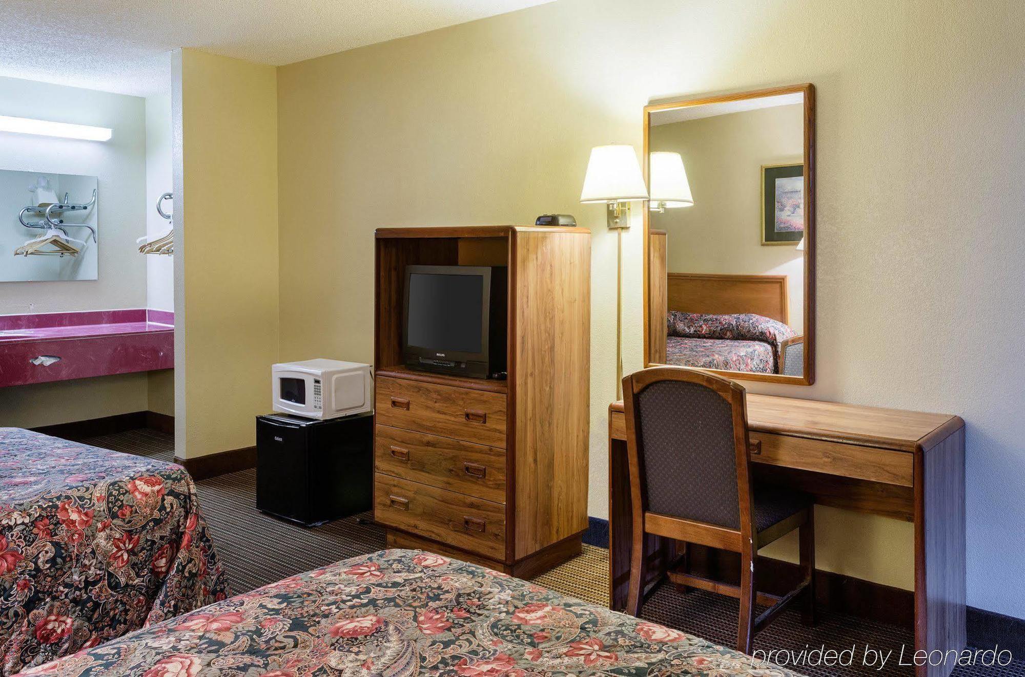 גרינווד Rodeway Inn מראה חיצוני תמונה
